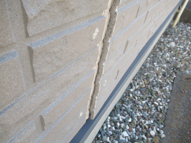 甲府市でサイディング外壁が反って浮いている様子