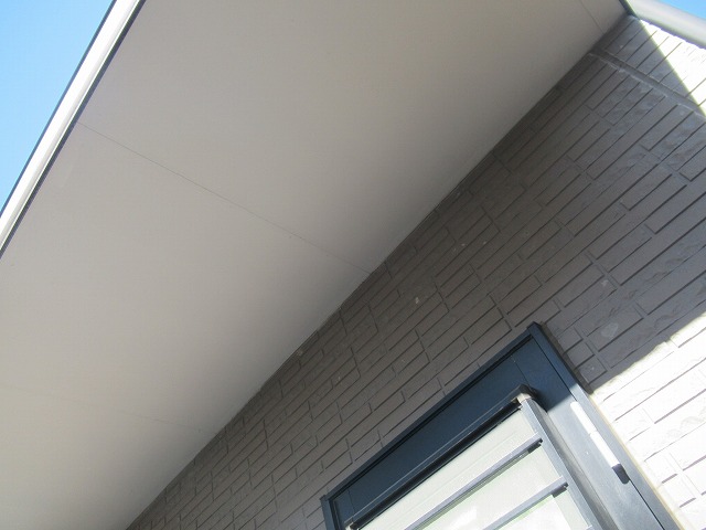 甲府市で軒天の継ぎ目の塗膜が剥がれている様子