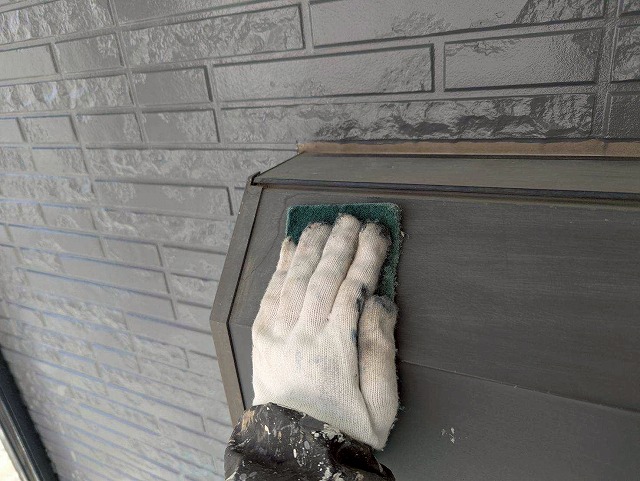 甲府市でシャッターBOXに高圧洗浄・ケレン作業（目粗し）後、無機塗装する様子