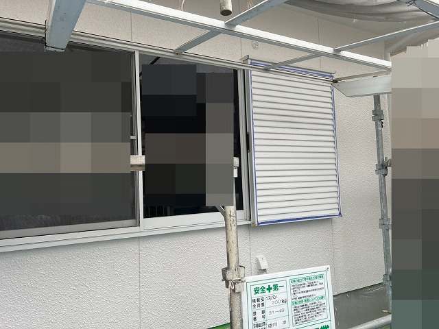 塗装中の雨戸戸袋