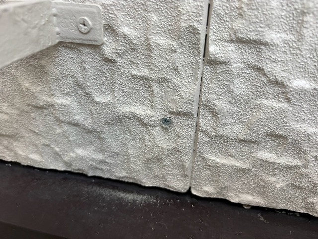 別箇所のビス固定後