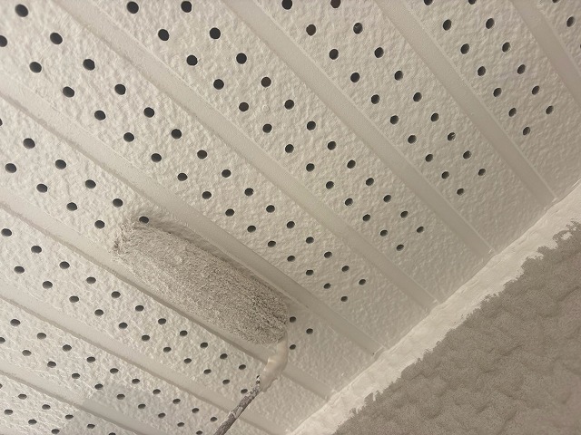 有孔軒天の塗装作業