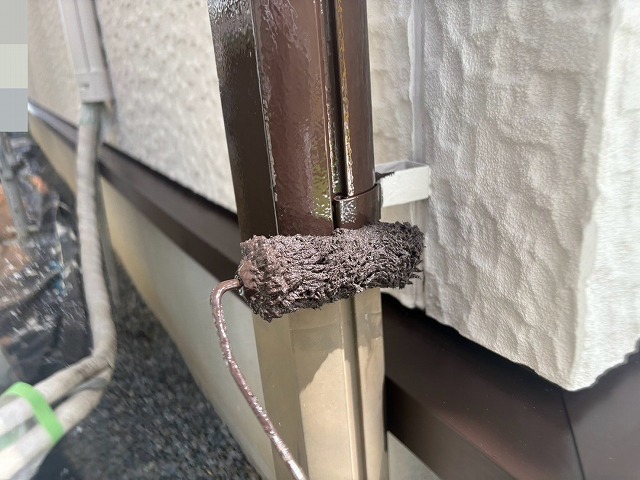竪樋塗装の途中