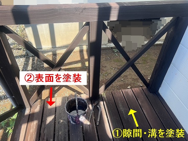 北杜市でウッドデッキに下塗りを行う様子