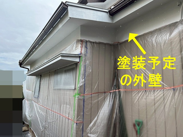 大月市で木材(木部)の付帯部で養生・下塗りを行う様子