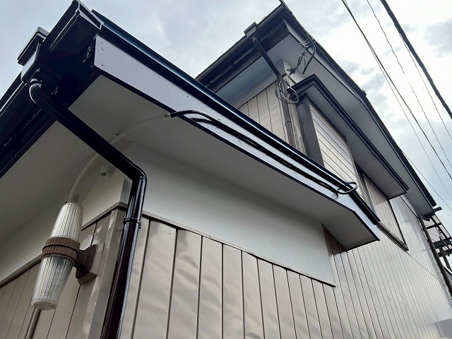 大月市で付帯部（木部）の仕上げ塗装後に養生を外す様子