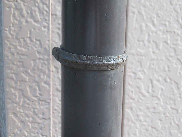 都留市で錆びて劣化した雨樋（竪樋）の金具