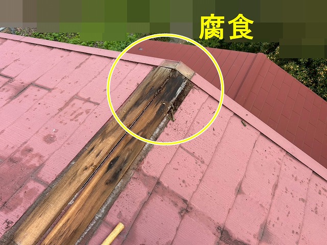 都留市でスレート屋根カバー工事の前に、棟板金・貫板を撤去する様子