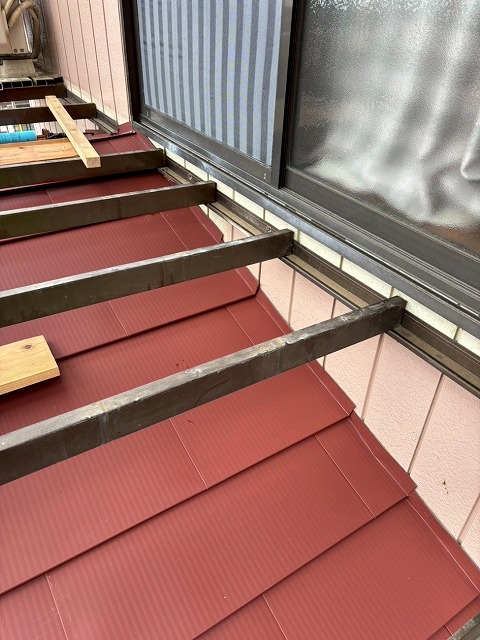 都留市でベランダ（バルコニー）の床材を交換する様子