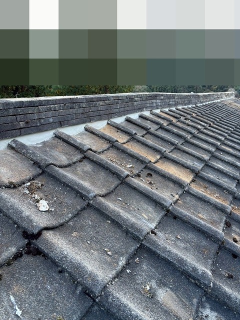 山梨市で崩壊した棟瓦の積み直し工事（シルガード使用）を行う様子