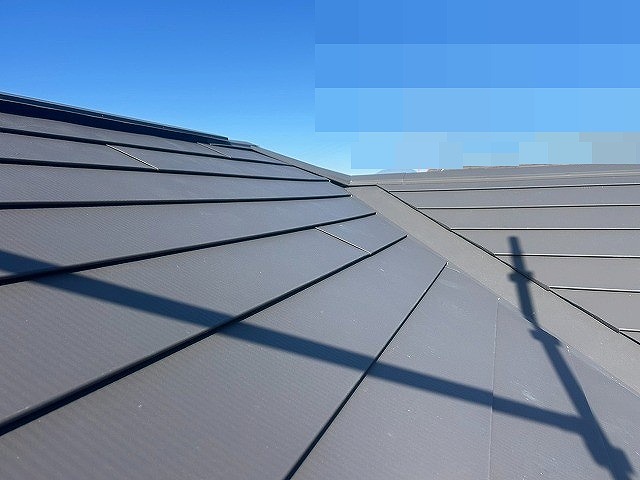 西八代郡市川三郷町でスレート屋根からSGL鋼板（ニクスカラープロ）の葺き替え工事ビフォーアフター（谷板金）