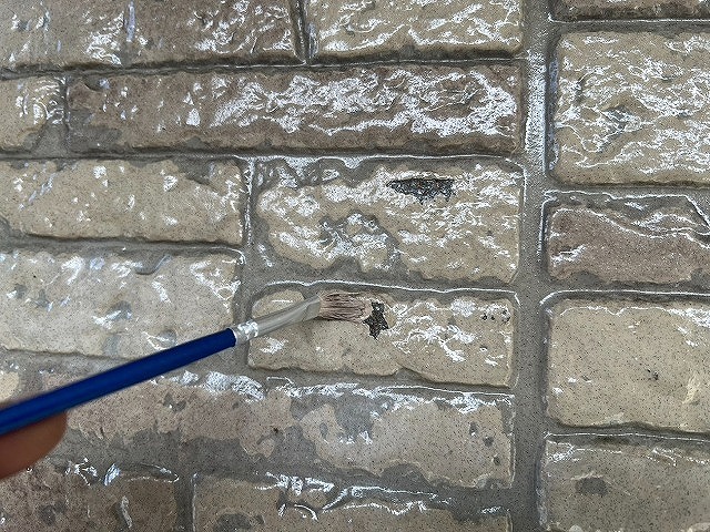 西八代郡市川三郷町でサイディング外壁の傷にリペア（補修）を行う様子