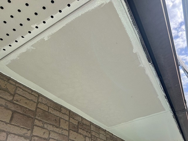 西八代郡市川三郷町でケンエースG-Ⅱを使用して軒天塗装する様子（ローラー・刷毛）