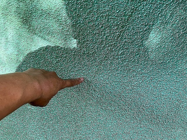 南都留郡鳴沢村でモルタル外壁がひび割れ（クラック）ている様子