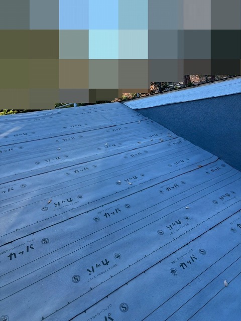 南都留郡鳴沢村でアスファルトシングル屋根にカバー工法を行う様子（ルーフィング設置）