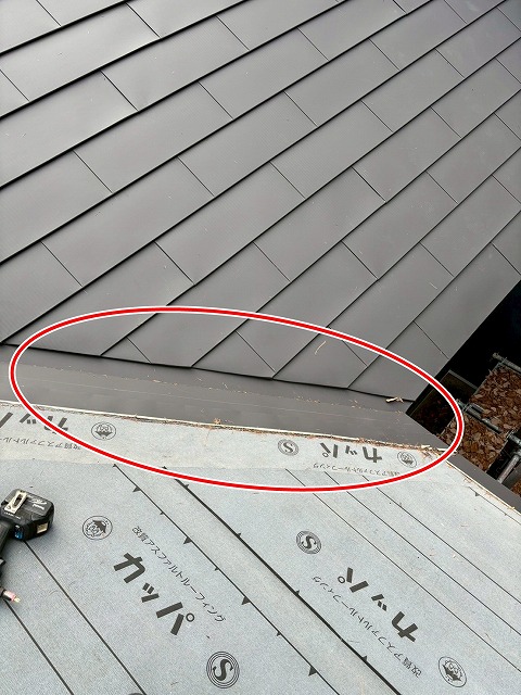 南都留郡鳴沢村でアスファルトシングル屋根から横葺きSGL（ニクスカラープロ）にカバー工法を行う様子