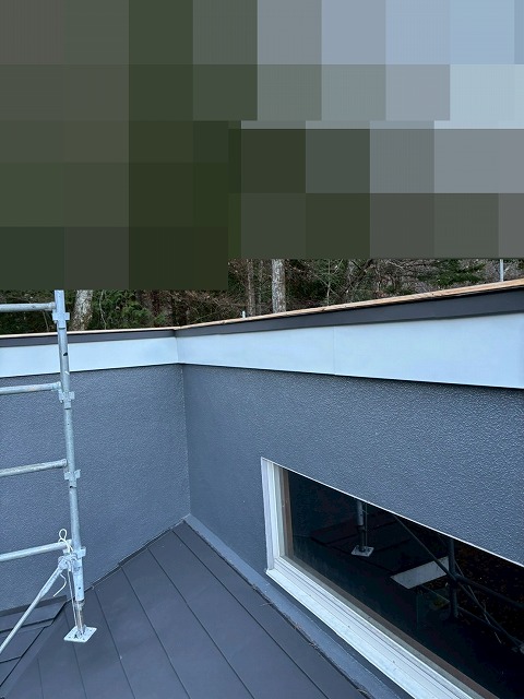 南都留郡鳴沢村で屋根カバー工法の際に板金を設置する様子（片流れ・寄棟・切妻の複合屋根）