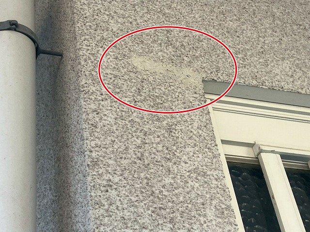 甲府市でモルタル外壁に発生したひび割れ・亀裂・クラックにシーリング補修を行う様子