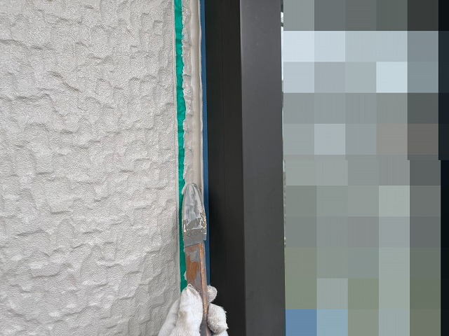 ヘラでコーキングを均す
