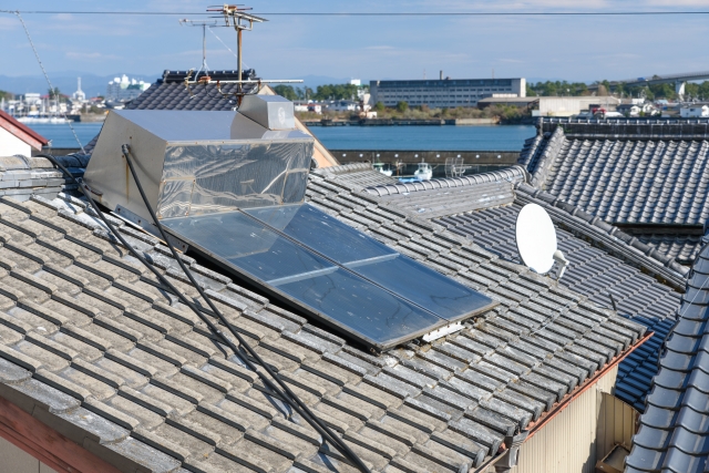 古い太陽熱温水器　屋根　（写真AC）