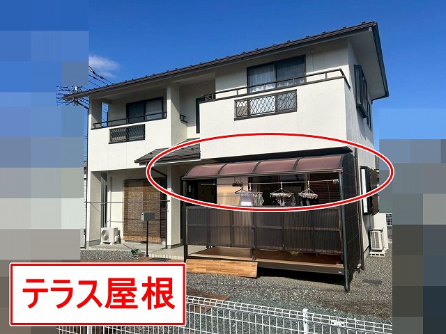 南アルプス市でアクリルパネルのテラス屋根の経年劣化を調査する様子