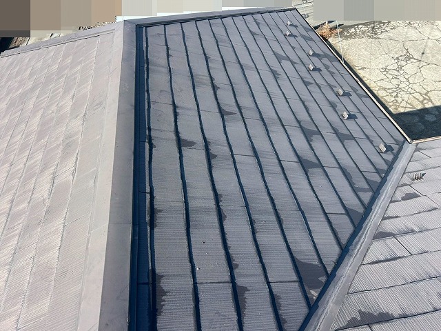 南アルプス市でスレート屋根（コロニアル屋根）の塗装ビフォーアフター