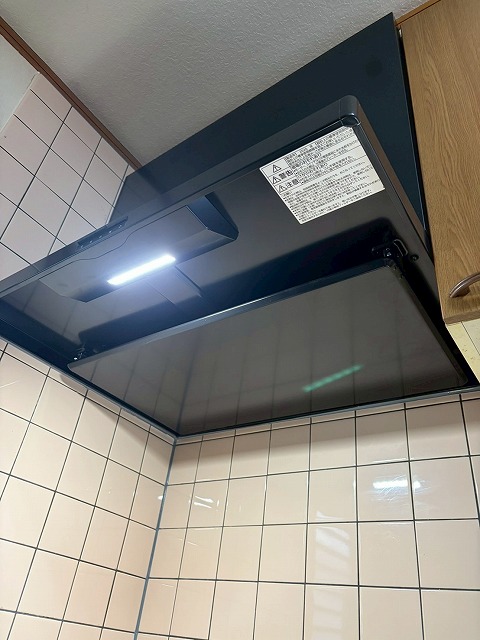 南アルプス市でキッチンのレンジフード（換気扇・換気フード）を交換する様子