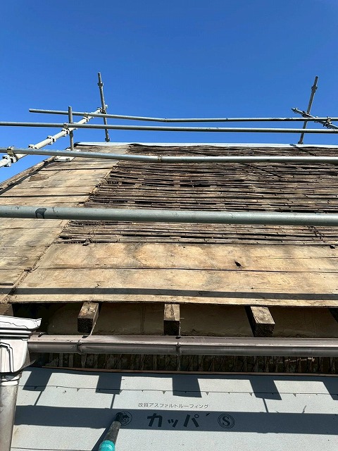 南アルプス市で屋根葺き替えの際に野地板にコンパネ（構造用合板）を設置する様子