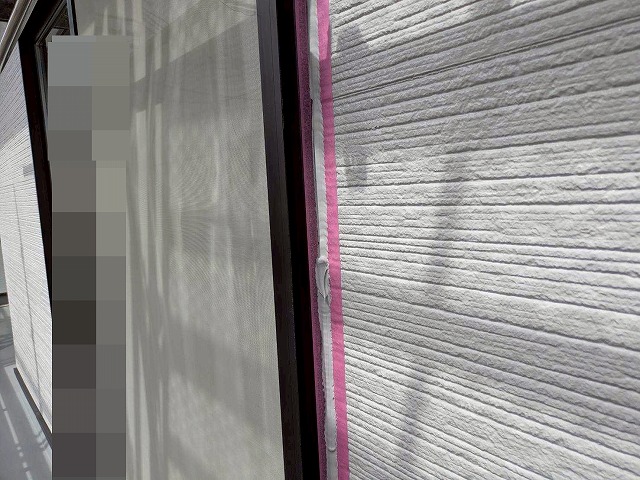 甲府市でオートンイクシードを使用してシーリング工事（コーキング工事）する様子