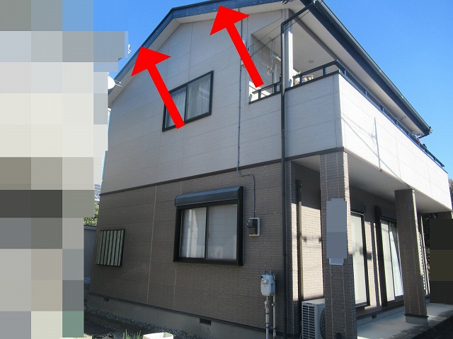 甲府市で破風・鼻隠しに無機塗料（グランセラシリーズ）で塗装する様子
