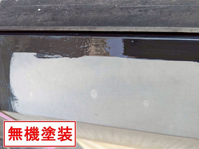 甲府市でシャッターBOXに高圧洗浄・ケレン作業（目粗し）後、無機塗装する様子
