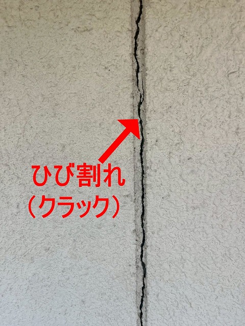 笛吹市でモルタル外壁の塗装前にひび割れ（クラック）補修を行う様子（変性シリコンシールを使用）