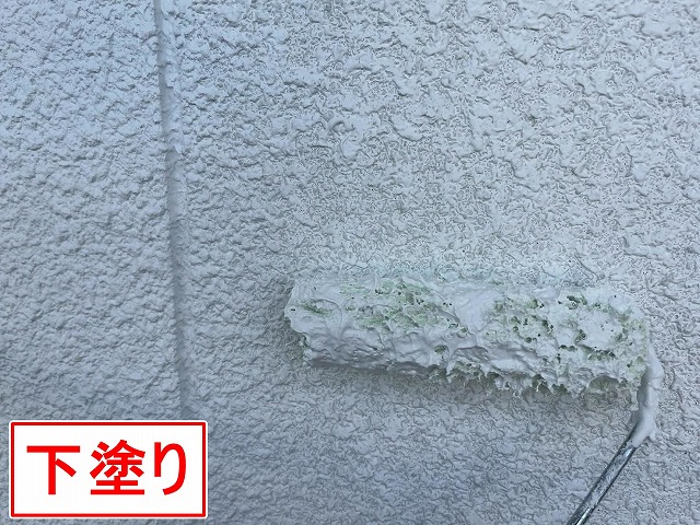 笛吹市で外壁塗装（フィラーで下塗り）を行う様子