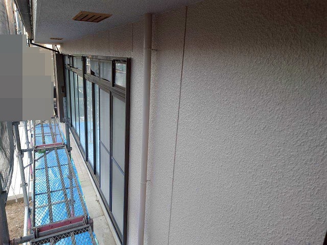 笛吹市でモルタル外壁にグランセラトップ１液水性（セラミックハイブリッド無機塗料）で上塗り塗装を行う様子
