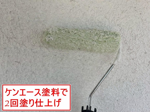 笛吹市で黒ずみ・ひび割れのある軒天井に洗浄・補修・塗装（ケンエース）を行う様子