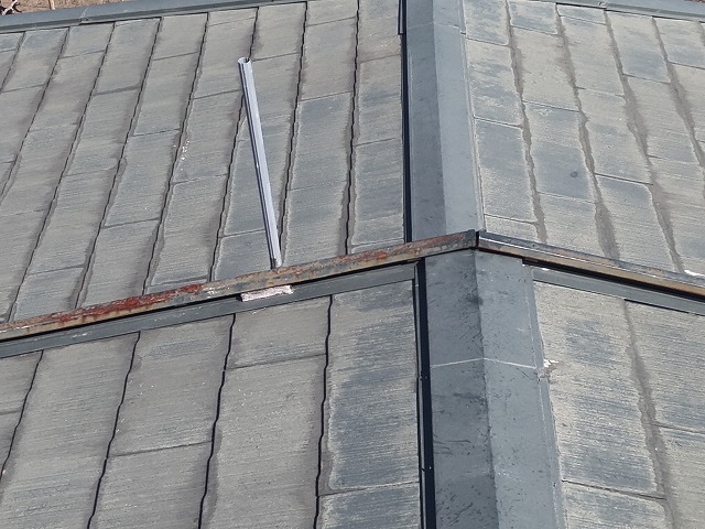錆びた屋根の金属部