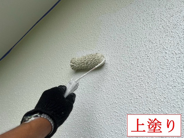 外壁の上塗り作業
