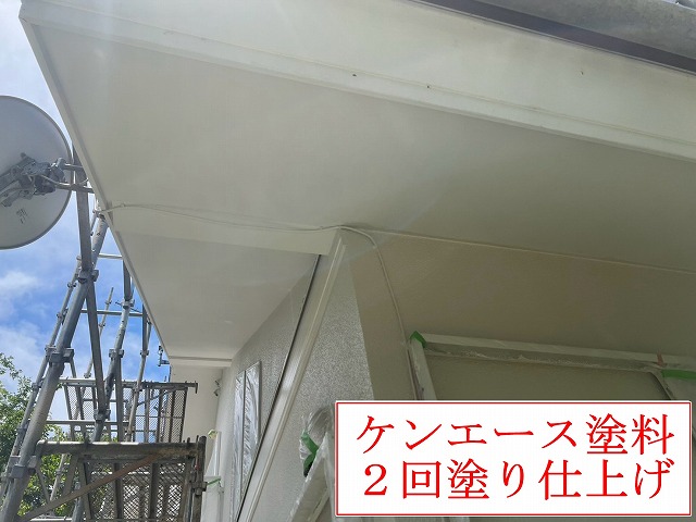 軒天の二回塗り後