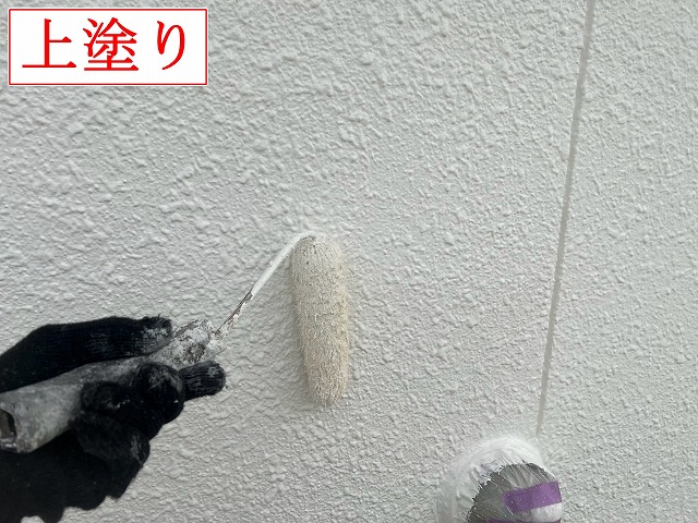 上塗り中の外壁