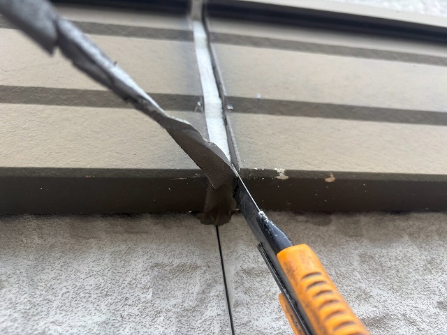 下側シールの撤去作業