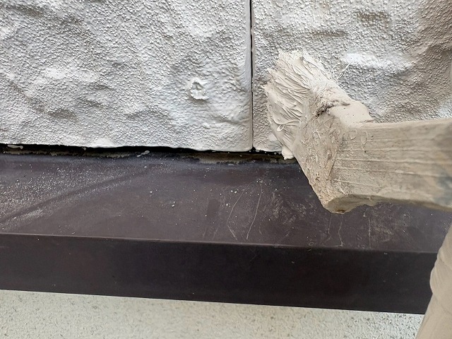 補修材を塗る作業
