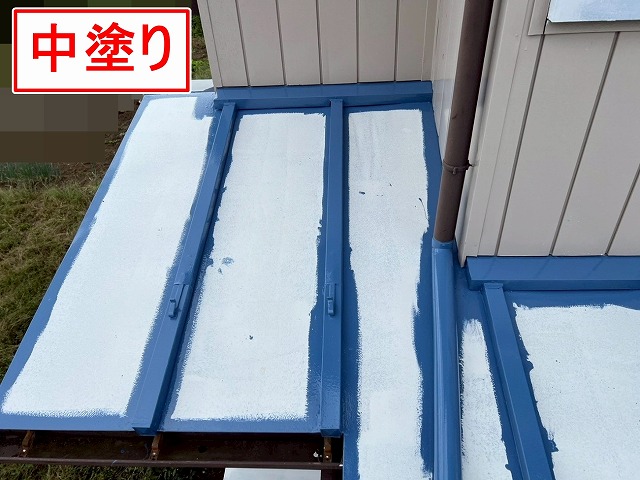 大月市で金属屋根(トタン屋根)にサーモアイSiを使用して中塗りを行う様子