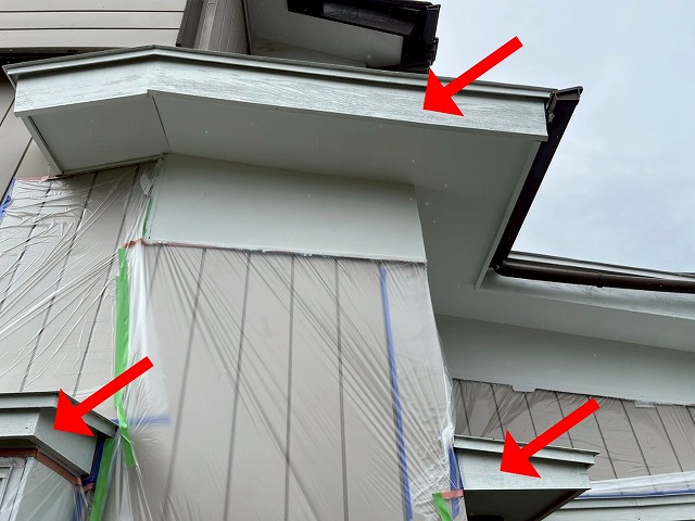 大月市で木材(木部)の付帯部で養生・下塗りを行う様子