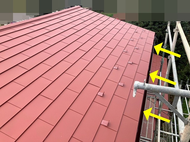 都留市で屋根カバー工法の際に雨樋（軒樋・竪樋）交換を行う様子