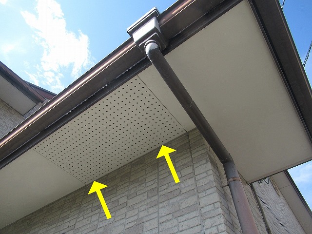 西八代郡市川三郷町で軒天と外壁材の継ぎ目のシーリング増し打ち工事