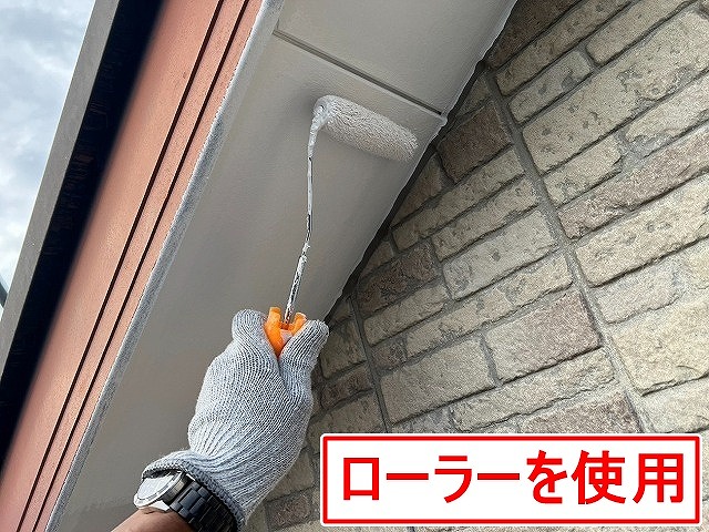 西八代郡市川三郷町でケンエースG-Ⅱを使用して軒天塗装する様子（ローラー・刷毛）