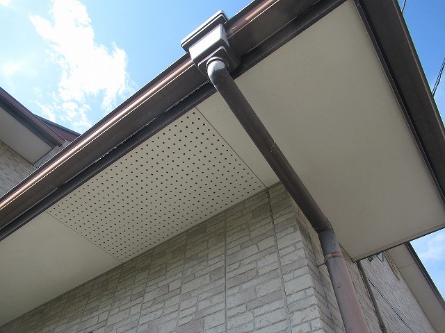 西八代郡市川三郷町で鼻隠し塗装・雨樋塗装のビフォーアフター（シリコン塗装）