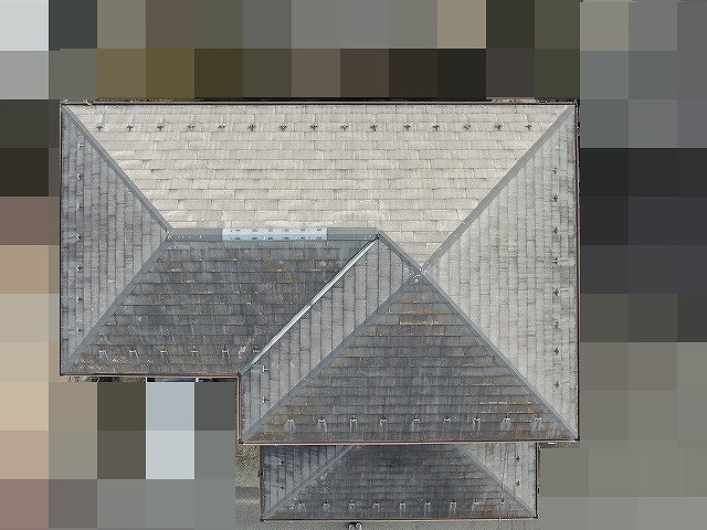 中巨摩郡昭和町でコロニアル屋根にファインパーフェクトベストを塗装する様子（ラジカル塗装）