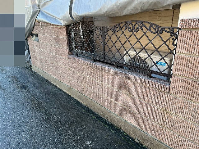 中巨摩郡昭和町で黒ずみの目だつ玄関前の塀（擁壁）の高圧洗浄を行う様子