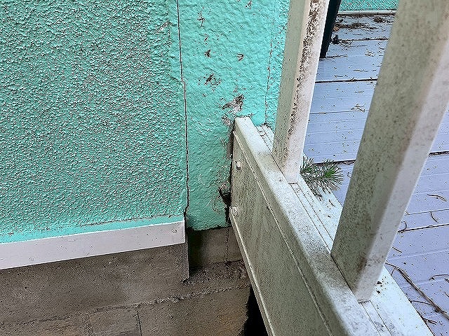 南都留郡鳴沢村でモルタル外壁がひび割れ（クラック）ている様子